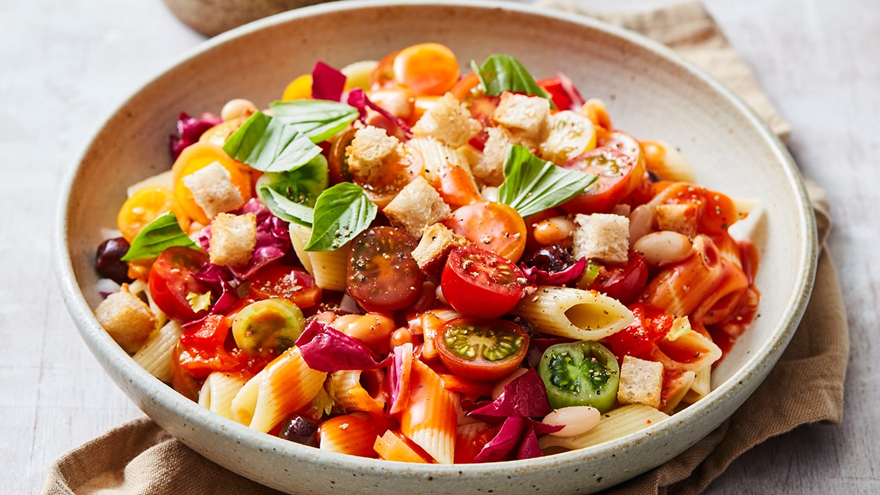 Italiaanse pasta salade met cherry tomaatjes en basilicum